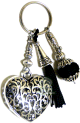 Porte-cles artisanal grand coeur et breloques en metal argente cisele et pompon en sabra noir