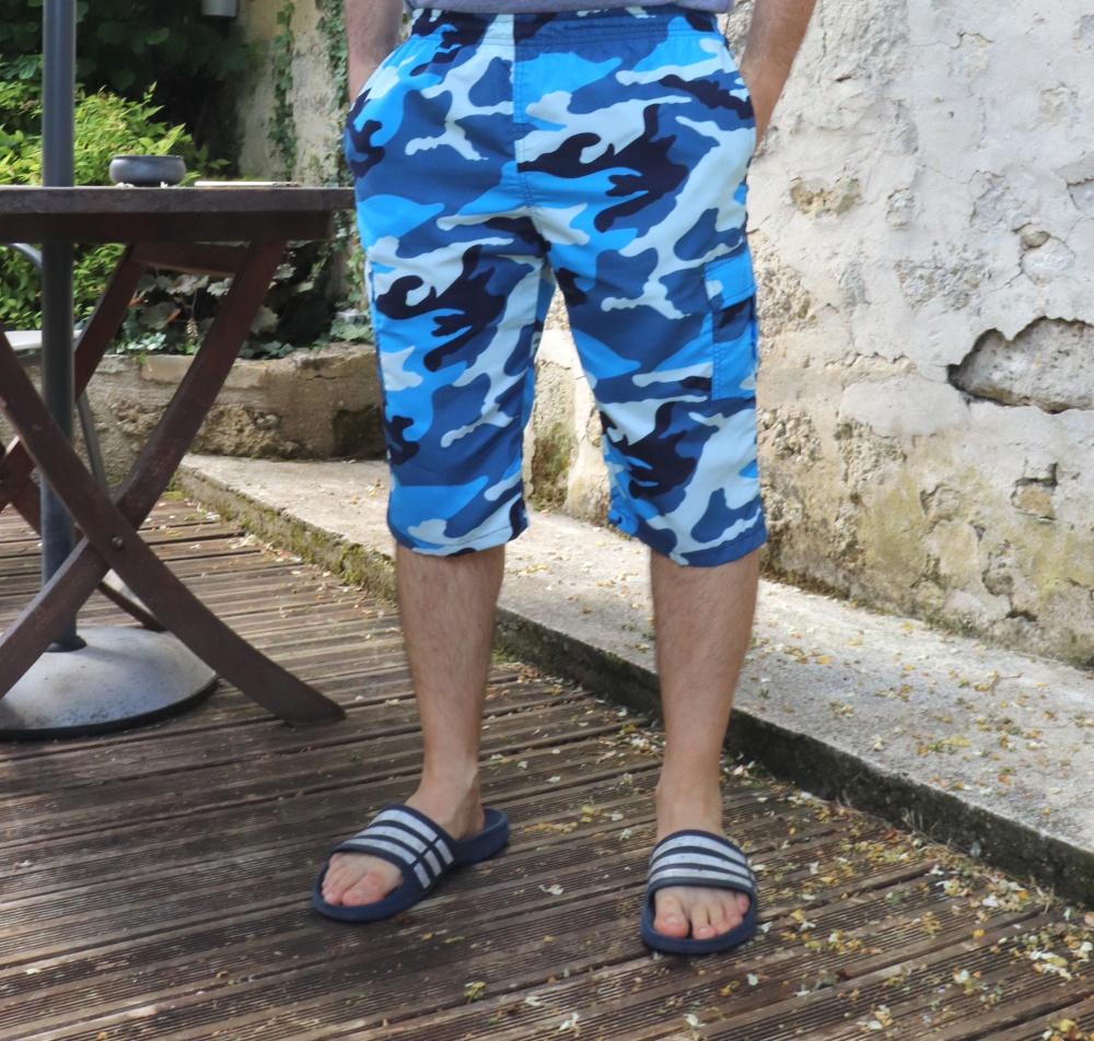 Pantacourt - Short long pour la plage - Sarouel de Bain pour homme motifs  fleurs - Couleur bleu, blanc et noir
