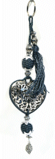 Porte-cles artisanal coeur en metal argente cisele et pompon en sabra - Gris