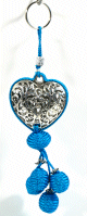 Porte-cles artisanal coeur en metal argente cisele et pompon en sabra - Bleu Turquois