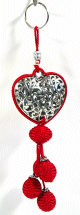 Porte-cles artisanal coeur en metal argente cisele et pompon en sabra - Rouge