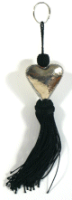 Porte-cles artisanal coeur en metal argente cisele et pompon en sabra - Noir