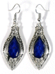 Boucles d'oreilles pendantes en metal argente cisele serties de pierres bleu roi