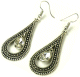 Boucles d'oreilles pendantes en metal argente cisele serties de pierres blanc