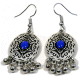 Boucles d'oreilles pendantes en metal argente cisele serties de pierres bleu