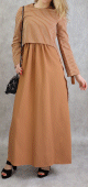 Robe longue avec de fines rayures de couleur marron caramel