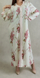 Robe fluide style djellaba marocaine avec capuche sur un fond Blanc casse fleurie pour femme