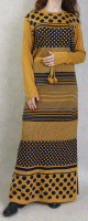 Robe tendance maxi-longue en maille a motifs bicolore pour femme (Vetement Automne-Hiver) - Couleur jaune moutarde / Bleu marine
