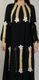 Robe de soiree noire style Abaya Dubai de qualite avec nombreuses broderies et motifs en strass dores