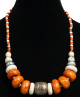 Collier ethnique artisanal imitation disques marrons et blancs agrementees de perles en bois et d'armatures gravees argentees