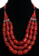 Collier ethnique artisanal imitation corail rouge fonce trois rangs assorti de perles rouges et noirs et de metal