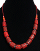 Collier ethnique artisanal imitation corail rouge (bordeaux) agremente de perles rouges et en metal