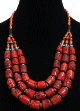 Collier ethnique artisanal imitation corail rouge trois rangs agremente de perles et de metal cisele