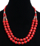 Collier ethnique artisanal imitation grosses perles rouges agencees d'armatures argentees, de petites perles argentees et rouges