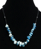 Collier ethnique artisanal imitation petites pierres bleues agrementees de perles noires et en metal