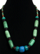 Collier ethnique artisanal imitation pierres cylindrees vertes agrementees de perles multicolores et de pierre multiformes