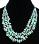 Collier ethnique artisanal imitation petites pierres turquoises trois rangs agrementees de perles bleues, en metal et en bois