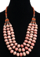 Collier ethnique artisanal trois rangs imitation pierres rondes corail agencees d'armatures argentees et de perles en bois