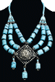 Collier ethnique berbere imitation corail turquoise agence de perles et agremente d'un gros pendentif, de breloques et d'armatures en metal argente