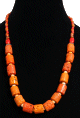 Collier ethnique artisanal imitation corail orange agremente de perles jaune, rouge et en bois