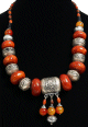 Collier ethnique artisanal disques oranges et pierres blanches agremente de boules argentees gravees et breloques