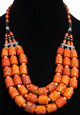 Collier ethnique imitation corail orange agremente de perles et de metal argente cisele