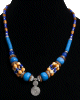 Collier ethnique artisanal imitation perles multiformes et multicouleurs avec breloque tourbillon spirale en metal argente