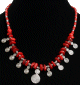 Collier artisanal imitation pierres rouges corail agencees de perles rouges, nacrees et agremente de pendentifs tourbillon en metal argente