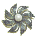 Broche "fleur argentee" pour chale avec une perle
