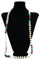 Long collier ethnique artisanal imitation pierres couleur blanche agremente de perles et autres pierres colorees