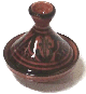 Mini tajine marocain decoratif en poterie de couleur rouge brique emaille avec motifs noirs peints