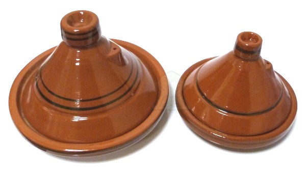Tajine moyen marocain de cuisson en terre cuite de couleur unie émaillé -  Objet de décoration ou oeuvre artisanale sur